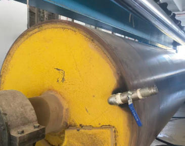 2025年11月23日山東濰坊壓輥機導熱油加熱系統清洗換油工程結束
